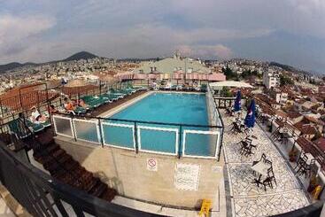 酒店 Surtel