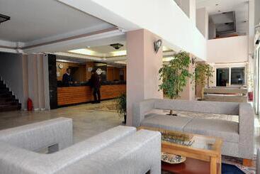 酒店 Surtel