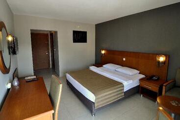 酒店 Surtel