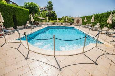 هتل Villa Daphne
