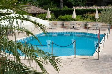 هتل Villa Daphne