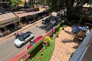 پانسیون Lucy Dores Guest House