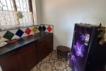 پانسیون Lucy Dores Guest House