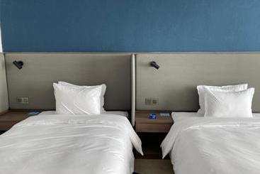 هتل Holiday Inn Express Ulanqab Jining