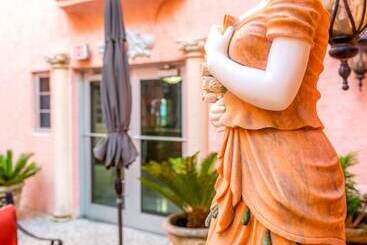 هتل Secret Garden Miami Beach