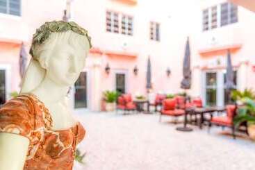 هتل Secret Garden Miami Beach
