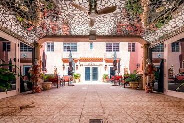 هتل Secret Garden Miami Beach