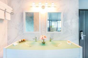 هتل Secret Garden Miami Beach