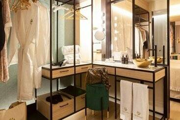 هتل Nivia Born Boutique