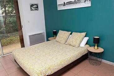 ユースホステル Auberge De Jeunesse Hi Nîmes