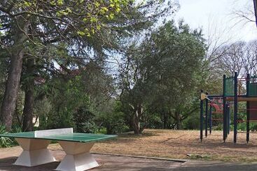 ユースホステル Auberge De Jeunesse Hi Nîmes