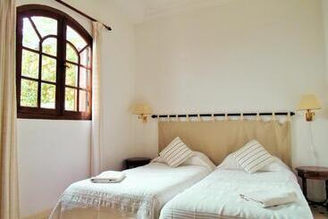 تختخواب و صبحانه Christina's House
