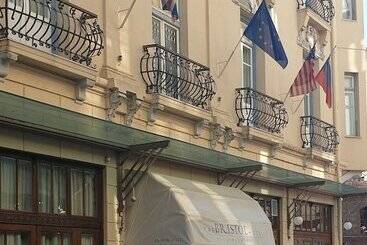 هتل Capsis Bristol Boutique