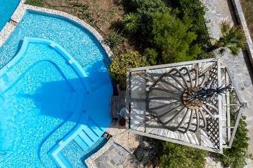 هتل Orpheas Resort