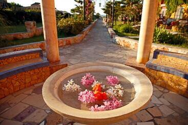 هتل Orpheas Resort