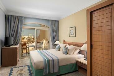 هتل Royal Lagoons Resort & Aqua Park Families And Couples Only