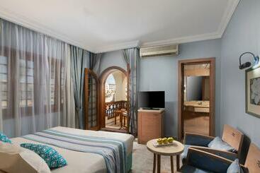 هتل Royal Lagoons Resort & Aqua Park Families And Couples Only