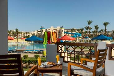 هتل Royal Lagoons Resort & Aqua Park Families And Couples Only