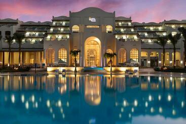 هتل Royal Lagoons Resort & Aqua Park Families And Couples Only