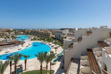 هتل Royal Lagoons Resort & Aqua Park Families And Couples Only