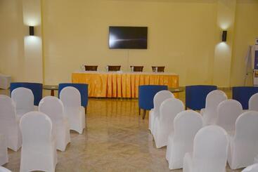 هتل Royal Lagoons Resort & Aqua Park Families And Couples Only