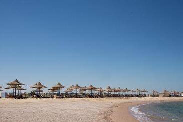 هتل Royal Lagoons Resort & Aqua Park Families And Couples Only