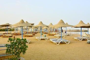 هتل Royal Lagoons Resort & Aqua Park Families And Couples Only