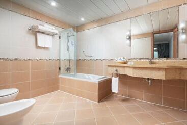 هتل Royal Lagoons Resort & Aqua Park Families And Couples Only