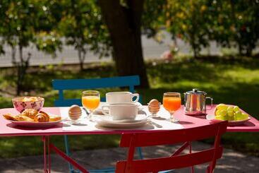 هتل The Originals Boutique, Hôtel Le Pariou, Issoire