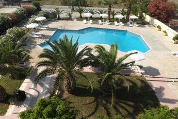 Leonidas Hotel & Studios
