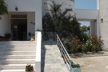 Leonidas Hotel & Studios