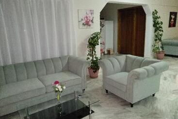 Leonidas Hotel & Studios