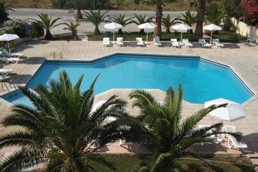 Leonidas Hotel & Studios