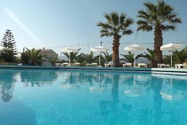 Leonidas Hotel & Studios
