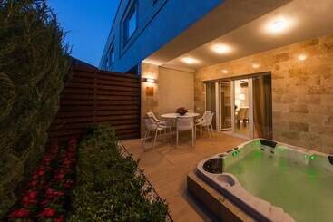 هتل Sun City Arcadia Apartments