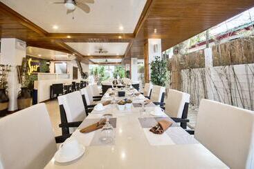 בית מלון כפרי Sur Beach Resort Boracay