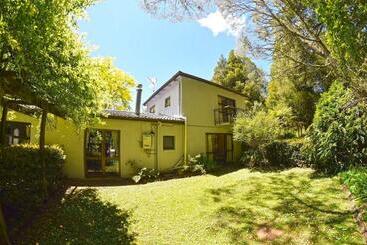هتل Te Popo Gardens And Accommodation