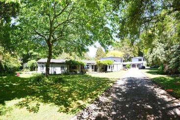 هتل Te Popo Gardens And Accommodation