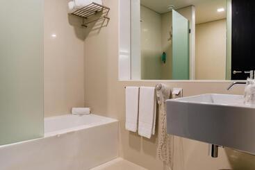 هتل Axis Viana Business & Spa