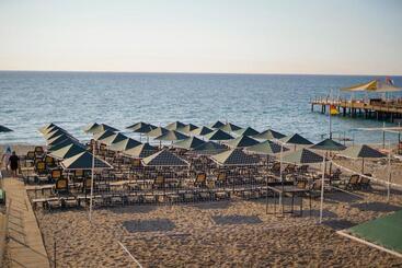 هتل Aleria Belport Beach