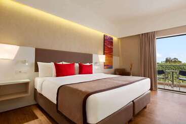 هتل Ramada Plaza By Wyndham Thraki