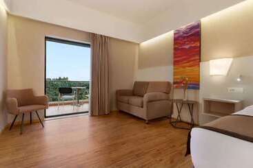 هتل Ramada Plaza By Wyndham Thraki