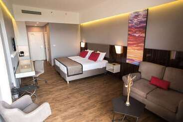 هتل Ramada Plaza By Wyndham Thraki