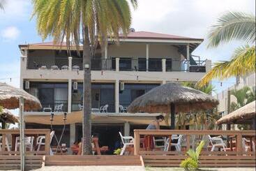 هتل Smugglers Cove Beach Resort &