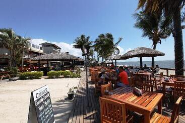 هتل Smugglers Cove Beach Resort &