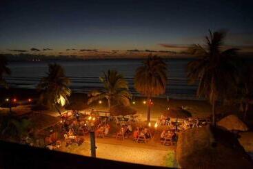 هتل Smugglers Cove Beach Resort &