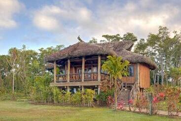 هتل Uprising Beach Resort