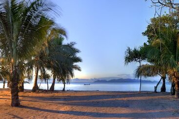 هتل Uprising Beach Resort