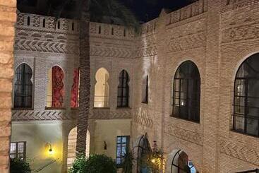 تختخواب و صبحانه Dar Tozeur