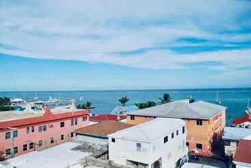 هتل Coastalbay 2 & Golf Cart Rental